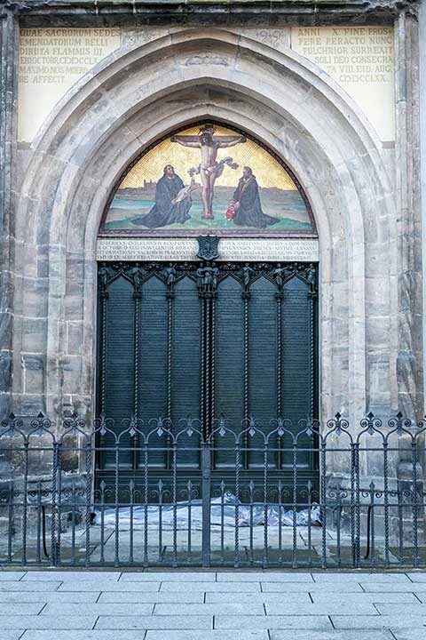 викарбувані «95 тезисів» на дверях храму у Вітенберзі