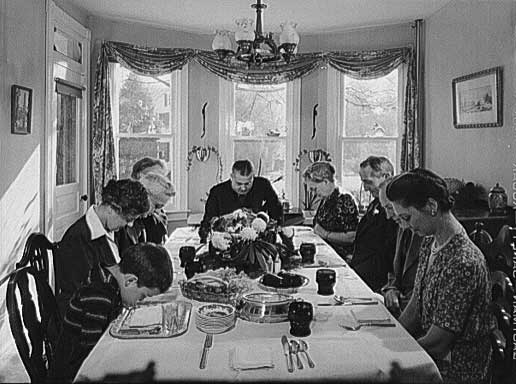 Американська сім’я за святковим столом у День Подяки
